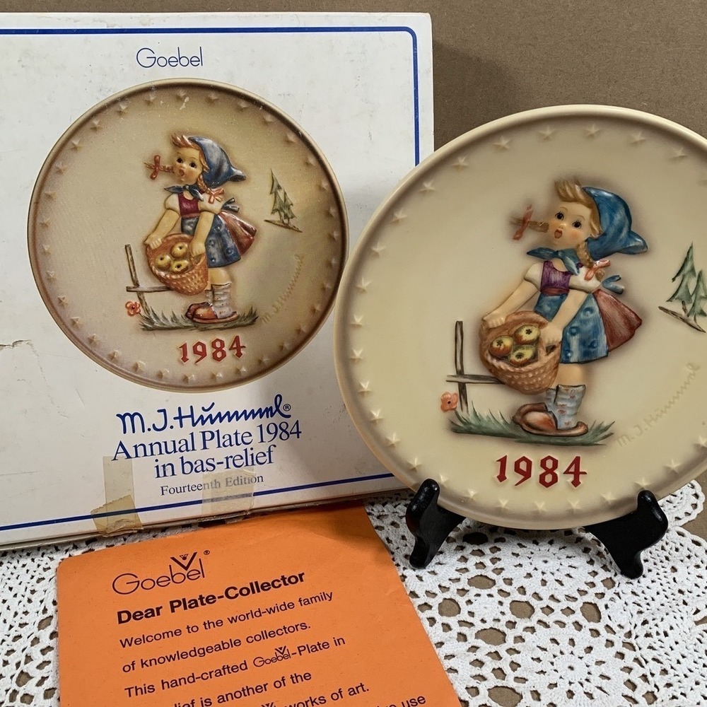 Goebel MJ Hummel 1984 Annual Plate Little Helper West Germany Cottagecore VTG
